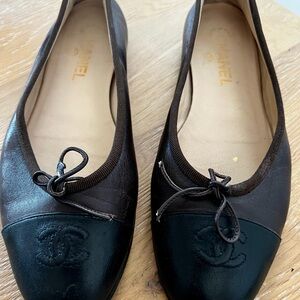 CHANEL Brown and Black Leather CC Cap-Toe Ballet Flats